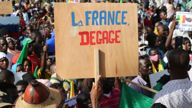 Plusieurs dizaines de Maliens organisent une manifestation contre la France sur la place de l'Indépendance lors du 60e anniversaire de l'indépendance du Mali vis-à-vis de la France à Bamako, au Mali, le 22 septembre 2020.