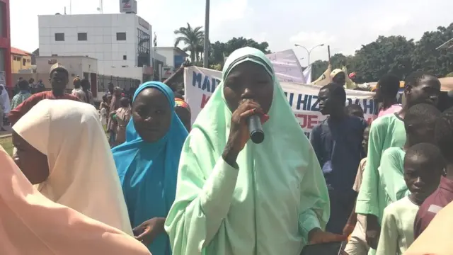 Dalibai sun rinka rera waka a wurin zagayen Maulidi a Abuja, 11 ga watan Nuwamba, 2019