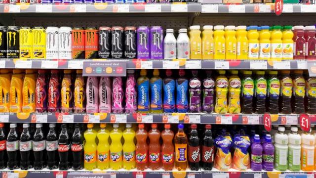 Refrigerantes e outras bebidasjogo de paciênciaprateleirajogo de paciênciaum supermercado
