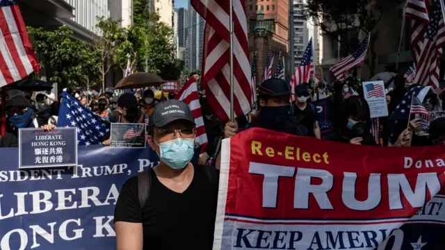 香港抗议者打出游行标语,希望美国总统特朗普”解放香港“。