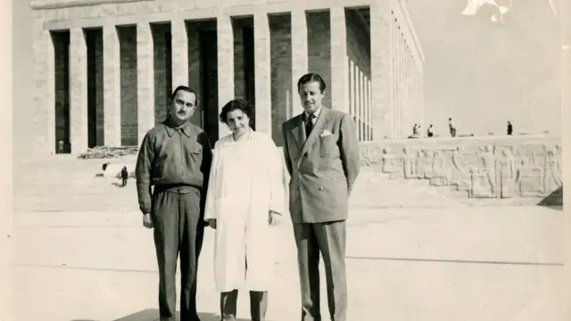 Sabiha Hanım, Anıtkabir inşaatı sırasında Prof. Dr. Orhan Arda (solda) ve Yüksek Mühendis Osman Akman'la birlikte.