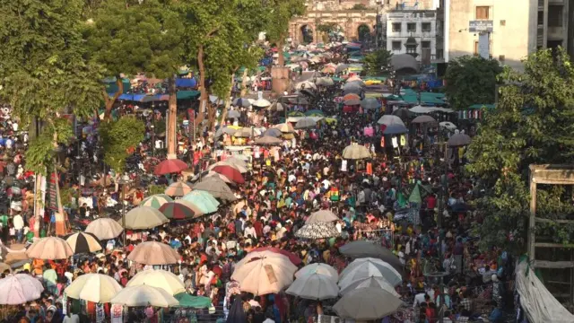 દિવાળીની ખરીદી કરતા લોકો