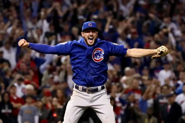 Kris Bryant celebra el triunfo de Chicago sobre los Indios de Cleveland