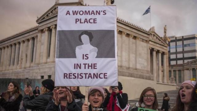 Các nhà hoạt động về Tháng 3 của Phụ Nữ 2018 tại Athens biểu tình vì quyền của phụ nữ tại nơi làm việc