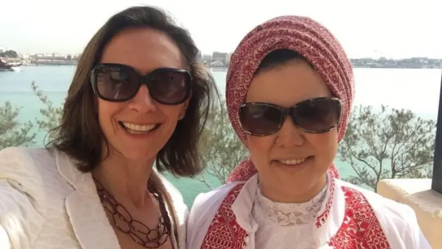 ماس وساد وشريكتها التجارية تالي زنغر.