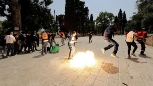 Bentrokan pecah di Al-Aqsa setelah salat Jumat.