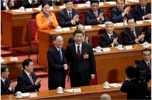 十三届中国全国人大一次会议第五次全体会议于2018年3月17日举行。习近平与新当选的国家副主席王岐山握手。