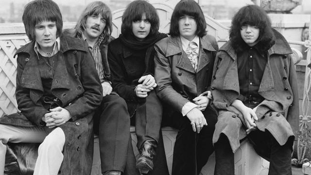 Ранние Deep Purple, до вступления в группу Гиллана и Гловера. Слева направо: вокалист Род Эванс, клавишник Джон Лорд, гитарист Ричи Блэкмор, басист Никки Симпер, барабанщик Иэн Пейс. 1969 год