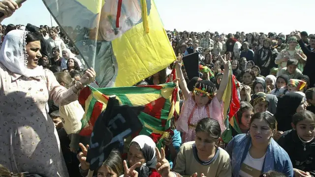 تشکیلات خودمختار شمال و شرق سوریه همچنین بارها تاکید کرده که درصدد تشکیل یک دولت- ملت کرد نیست و تنها خوهان دموکراتیک شدن سوریه است