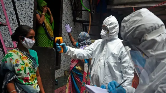 মুম্বাইয়ের ধারাভি বস্তিতে ঘরে ঘরে গিয়ে বাসিন্দাদের স্বাস্থ্য পরীক্ষা