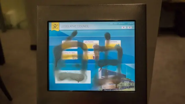 надпись на мониторе в заксобрании Гонконга