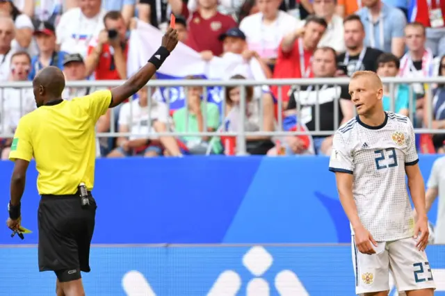 Smolnikov recibe la tareja roja que acabó con la esperanza rusa en el partido.