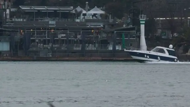 نمایی از کلوب شبانه رینا پس از حمله شب گذشته به آن