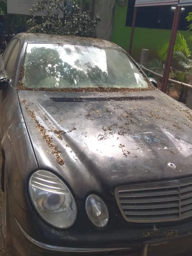 చందనం దుంగలను స్మగ్లింగ్ చేస్తూ పట్టుబడ్డ వాహనాల్లో ఒకటి