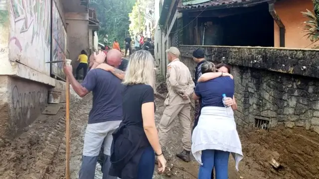 Familiares y amigos abrazándose en el lugar de la tragedia