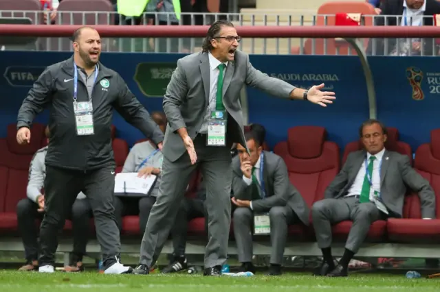 El seleccionador de Arabia Saudita, el argentino Juan Antonio Pizzi, da instrucciones a sus jugadores.
