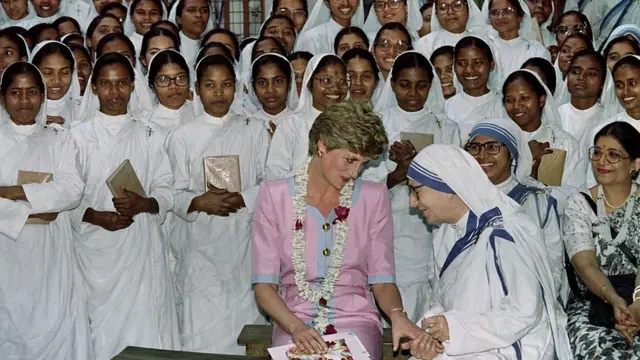 1992 ஆம் ஆண்டு பிப்ரவரி 15 ஆம் நாள் கொல்கத்தாவில் புனித தெராசாவை சந்திக்கும் இளவரசி டயனா