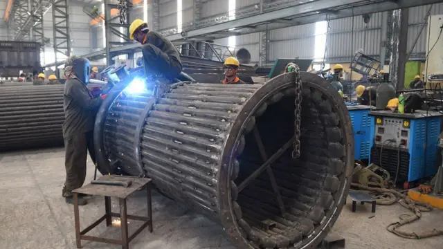 ઔદ્યોગિક એકમોમાં કામ કરતાં મજૂરો