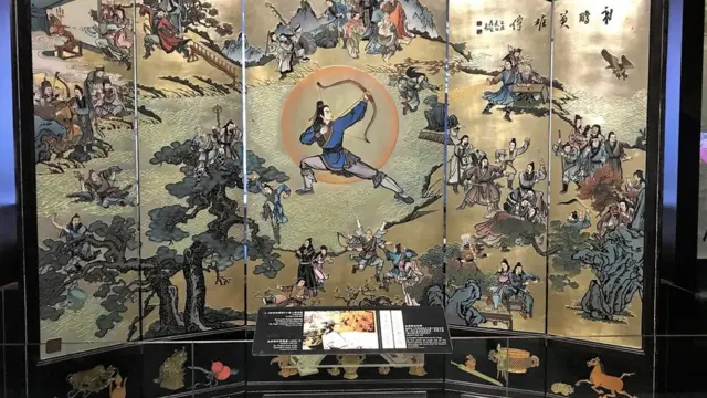 ฉากใหญ่กลางแกลเลอรี่นั้นเป็นภาพของก๋วยเจ๋งกำลังยิงธนู แวดล้อมด้วยตัวละครอื่น ๆ ในเรื่องมังกรหยก