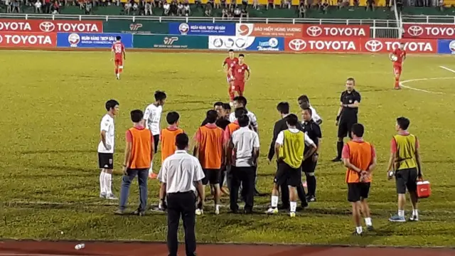 Tác giả nói vở "hài kịch" trên sân Thống Nhất chỉ là mắt xích trong một hệ thống lỗi của nền bóng đá Việt.