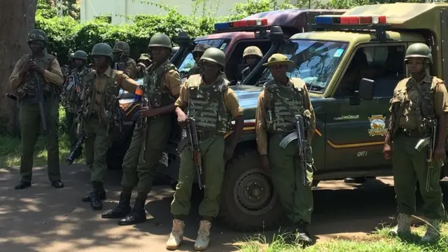 Polisi wakishika doria karibu na afisi za IEBC mjini Kisumu