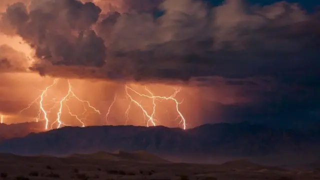 برق في سماء ملبدة بالغيوم