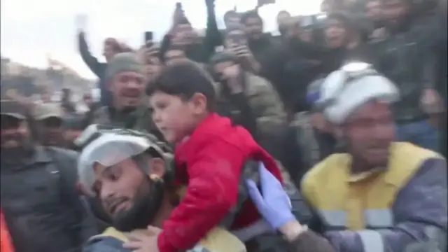 Идлибда зилиладан қутқарилган бола