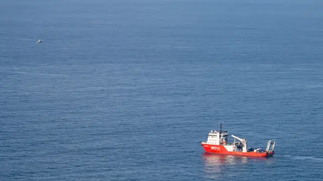 Barco en el lugar donde se encuentran sumergidos los restos de la aeronave.