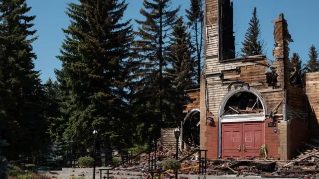 Restos de la iglesia de Monriville destruida el jueves.