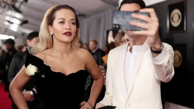 Британська співачка Ріта Ора також з білою трояндою