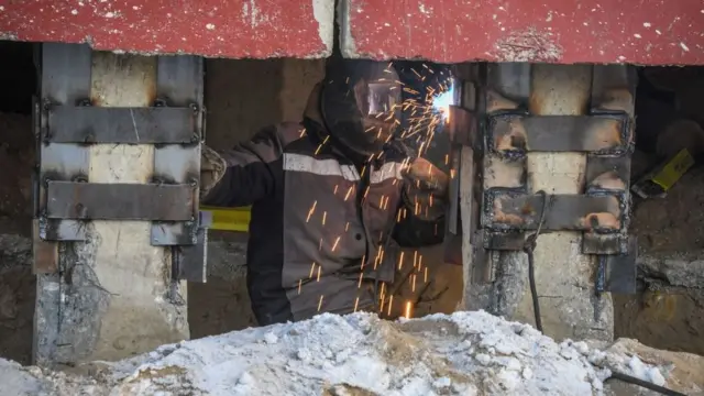 дом в Якутии поврежден в результате таяния мерзлоты