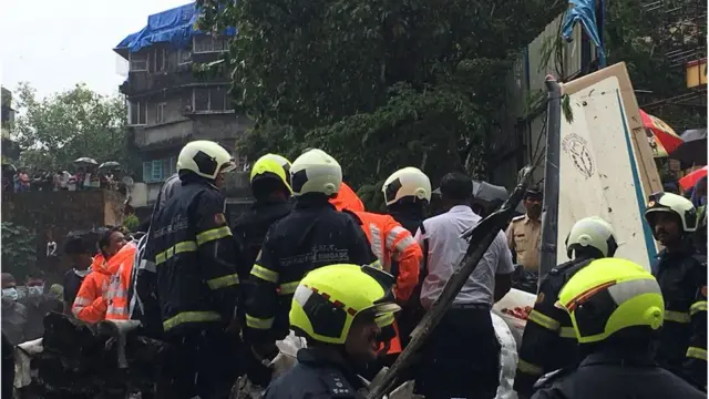 மும்பையில் தனியார் விமானம் மோதி விபத்து