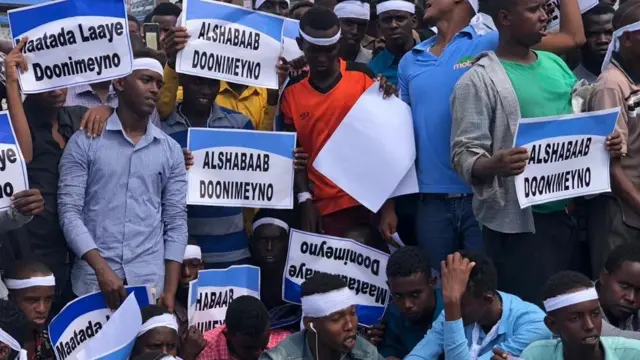 Bamwe mu bitabiriye umusi w'itariki 14 ukwezi kwa cumi wo kwibuka abantu bababa 600 bahitanywe n'igitero ca bombe i Mogadishu