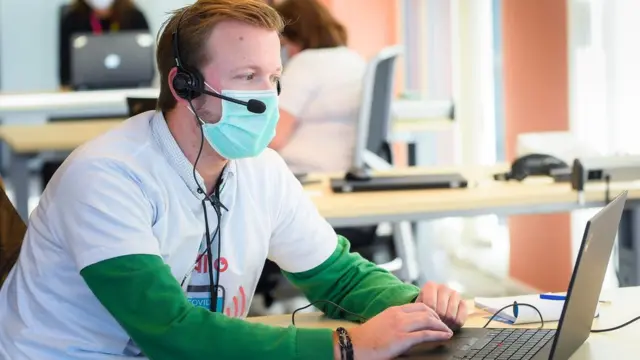 Мужчина в бельгийском колл-центре, занимающемся отслеживанием контактов