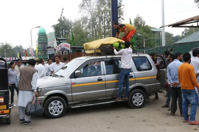 કાશ્મીરથી પરત ફરતાં પ્રવાસીઓ