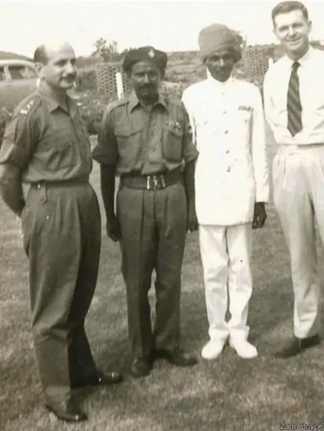 बबीना मेस में कर्नल तारपोर (बाईं ओर) रसोइये और एक अंग्रेज़ आगंतुक के साथ