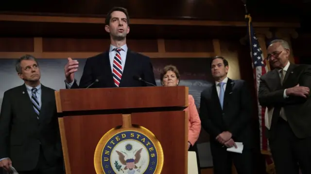 Từ trái, các Thượng nghị sĩ Sherrod Brown (Dân chủ), Tom Cotton (Cộng hòa), Jeanne Shaheen (Dân chủ), Marco Rubio (Cộng hòa) và Lãnh đạo thiểu số Thượng viện Chuck Schumer tại một buổi họp báo ra mắt một dự luật khác nhắm vào Trung Quốc, buộc phải kiềm chế phân phối chất gây nghiện Fentanyl