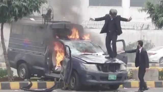 वकीलों का हमला