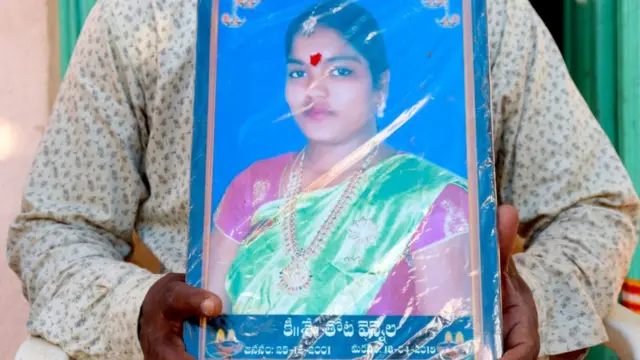 Ayah Vennela memegang fotonya.