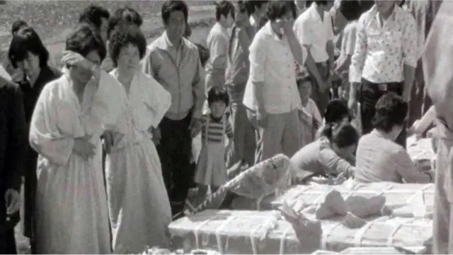 (캡션) 지난해 상영된 '5·18 민주화운동 미공개 영상기록물'. 오열하는 유가족 모습