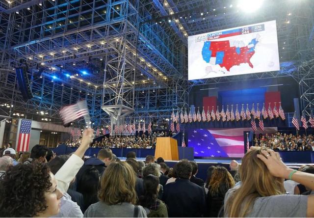 2016年，希拉里·克林頓的支持者在大選之夜觀看結果（資料照片）