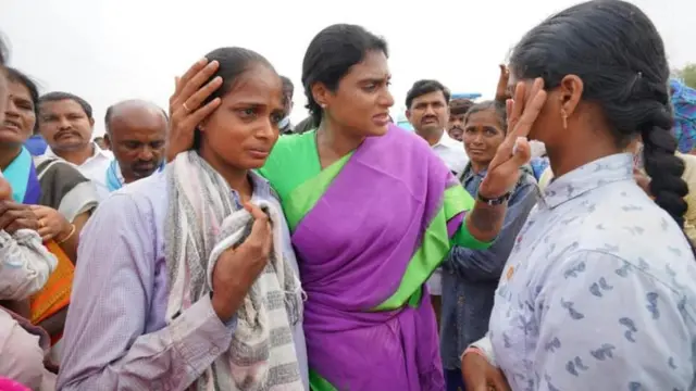 పాదయాత్రలో వైఎస్ షర్మిల