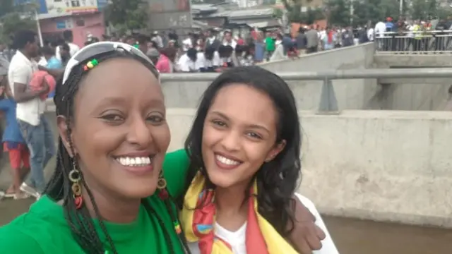 መስቀል አደባባይ የድጋፍ ሰልፉ ላይ ለመገኘት የሚሄዱ ወጣቶች