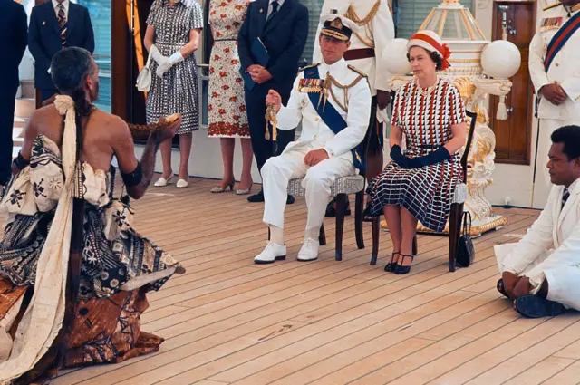 ชาวหมู่เกาะฟิจิจัดการแสดงระบำพื้นเมืองถวายทั้งสองพระองค์ขณะเสด็จฯ เยือนฟิจิในเดือน ก.พ. 1977