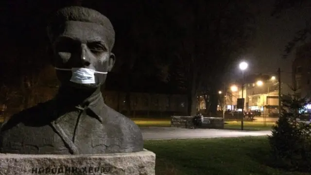 Један од споменика народном хероју из Другог светског рата у Ваљеву са хируршком маском преко лица, јануар 2018, Ваљево