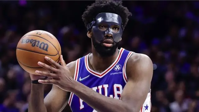 Joel Embiid en action pour les Philadelphia 76ers