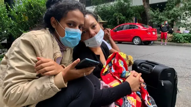 Fabiola y Grecia frente a la Comar