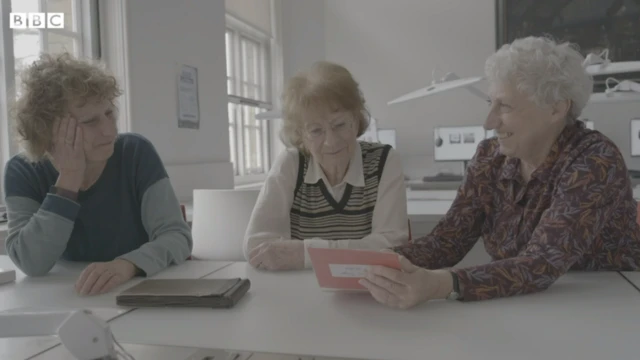 اللحظة التي التقت فيها إنجي ببنتي رفيقتها في الصورة