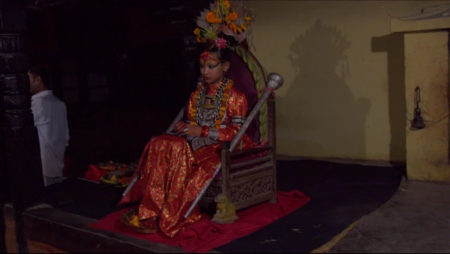 قرن هاست که در نپال، دختربچه هایی که سن بعضی از آنها به زیر یک سال می رسد، به عنوان الهه یا کوماری انتخاب شده و توسط مردم و حتی پادشاه پرستیده می شوند. بعد از انتخاب شدن، کوماری داخل معبد محبوس شده، و فقط چندین بار برای مراسم خواص به دنیای بیرون، برده می شود.