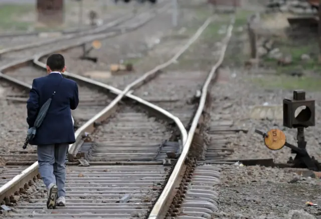 Школьник на железной дороге